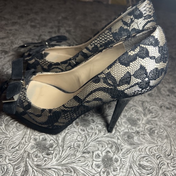 GUESS Black Lace Faux Patent‎ Leather Peep Toe Heels 7.5 - Picture 3 of 7